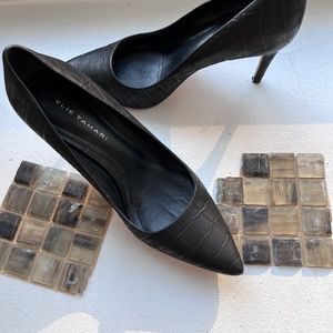 CLASSIC BLACK LEATHER PUMPS with crocodile imprints
